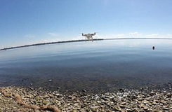 城會玩！加拿大男子成功用無人機(jī)釣到魚