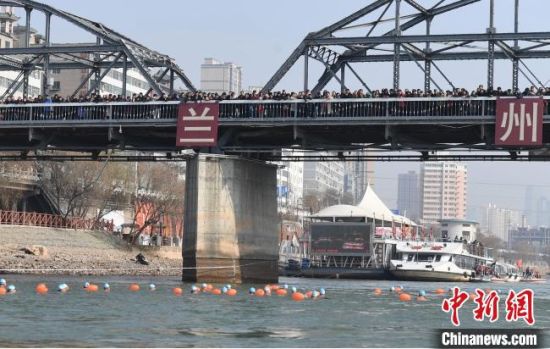 圖為活動現(xiàn)場冬泳愛好者表演“漂游”?！钇G敏 攝