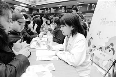 蘭州大學(xué)第一醫(yī)院舉行“新年！新高度！”兒童保健義診活動