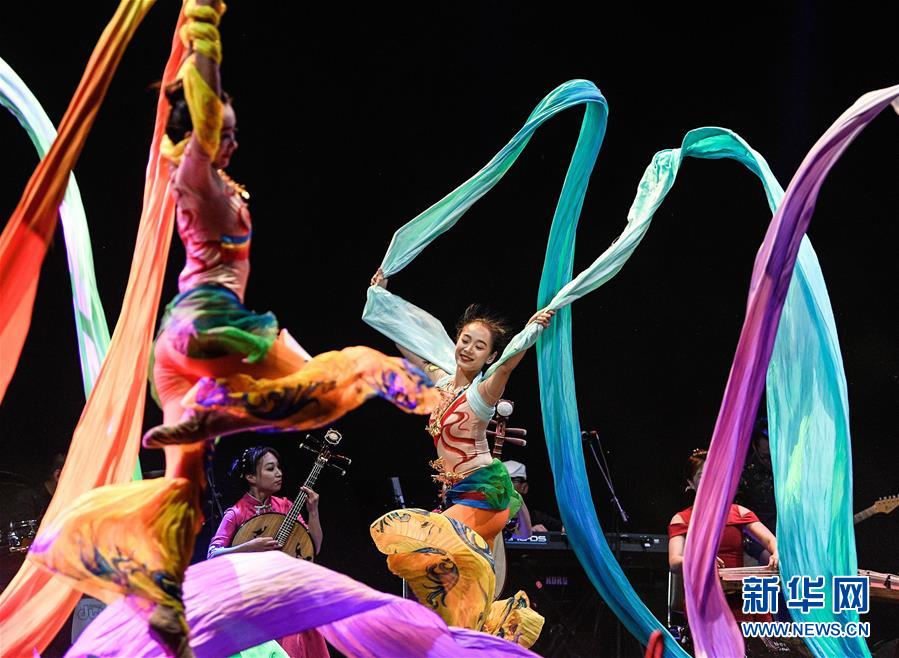 (國際)智利上萬人觀賞“歡樂春節(jié)”慶典晚會