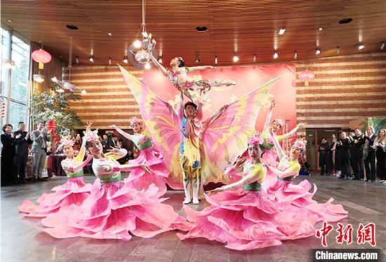 圖為雜技演員通過(guò)精湛的技藝贏得了滿堂喝彩?！「拭C省文化和旅游廳網(wǎng)站 攝