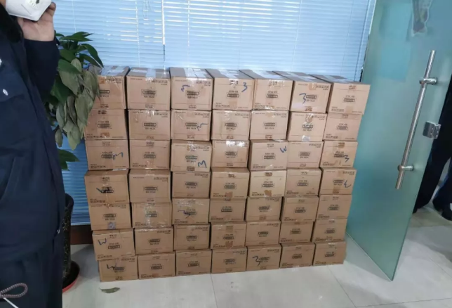 蘭州多部門(mén)協(xié)同作戰(zhàn),查獲104箱“三無(wú)”口罩!
