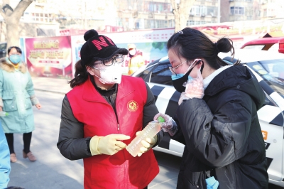 用點(diǎn)滴善舉筑就強(qiáng)大正能量 蘭州市各級(jí)道德模范、蘭州好人齊心援助抗擊疫情一線