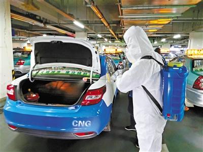 免費(fèi)接送一線抗“疫”人員 蘭州奔馬雷鋒車隊(duì)，你們真棒！