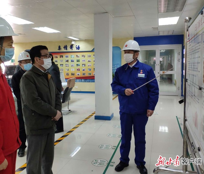 林鐸在玉門油田調研