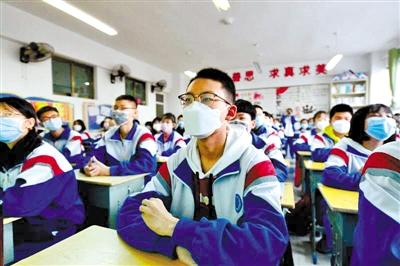 甘肅省初三和高一、高二年級學(xué)生昨日開學(xué) 青春校園又聞瑯瑯讀書聲