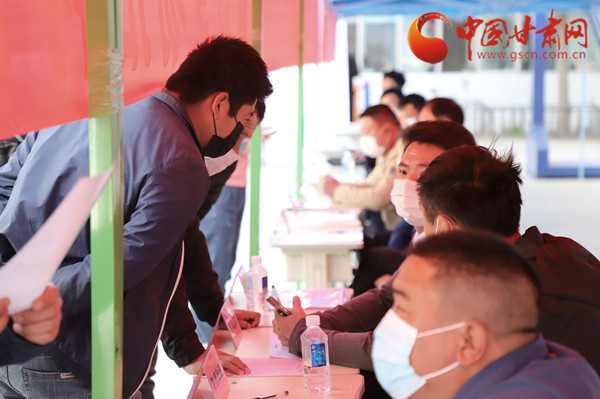 【甘肅省決戰(zhàn)決勝脫貧攻堅(jiān)】扶貧又扶志！把“就業(yè)大禮包”送到貧困戶(hù)家門(mén)口（圖）