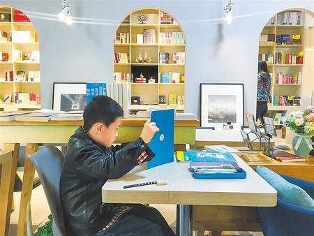 【世界讀書(shū)日 特刊】小書(shū)店：點(diǎn)亮心靈的燈（圖）