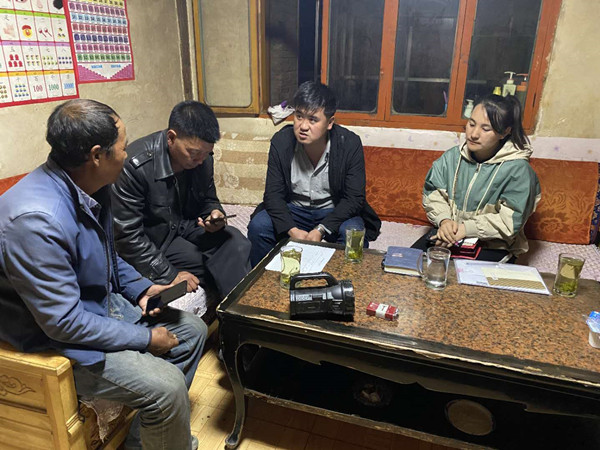 圖為木耳鎮(zhèn)紀(jì)檢干事盧建民（左三）連夜在多壩村多壩組奚連德家中了解受災(zāi)情況，排查安全隱患，并宣傳發(fā)生次生災(zāi)害的相關(guān)知識。_副本.jpg