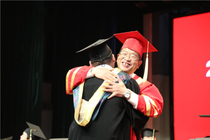 17分鐘14次掌聲！隴東學(xué)院院長(zhǎng)辛剛國(guó)這樣深情寄語(yǔ)畢業(yè)生