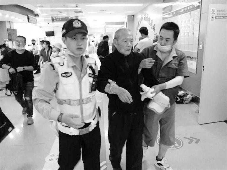 蘭州街頭最美的一次逆行！耄耋老人摔倒街頭 交警的哥合力救助3分鐘