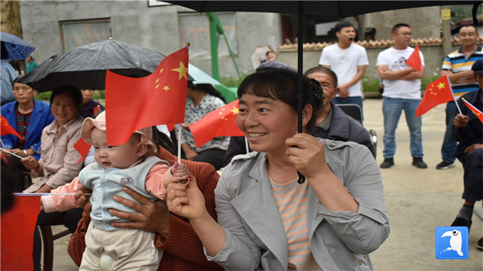 隴南市紀(jì)委監(jiān)委黨員干部與宕昌縣官亭鎮(zhèn)杜家村群眾一起慶祝黨的生日。_副本.jpg