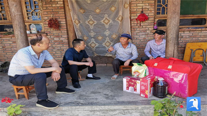 在建黨99周年來(lái)臨之際，隴南市禮縣紀(jì)委監(jiān)委在中壩鎮(zhèn)、三峪鄉(xiāng)開(kāi)展“七一”慰問(wèn)老黨員、困難黨員活動(dòng)，為他們送去組織的關(guān)懷和節(jié)日的問(wèn)候。_副本.jpg
