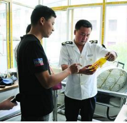 蘭州市場(chǎng)監(jiān)管局綜合行政執(zhí)法隊(duì)開(kāi)展學(xué)校、托幼機(jī)構(gòu)食品安全專(zhuān)項(xiàng)檢查