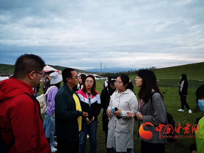 “草原教學(xué)”別開生面  《甘南日報》記者馬保真對蘭大新聞學(xué)子進(jìn)行實務(wù)指導(dǎo)