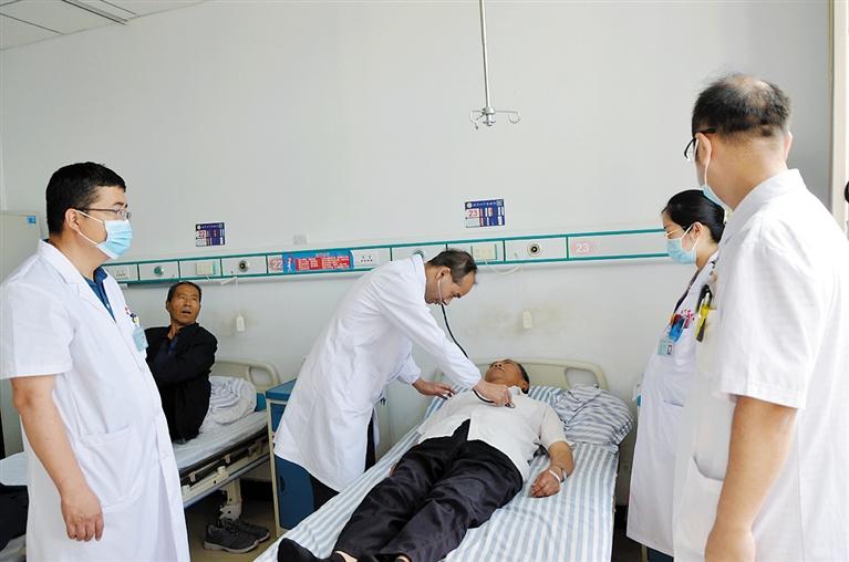 國(guó)家中醫(yī)藥管理局醫(yī)療隊(duì)在臨夏州中醫(yī)醫(yī)院開展義診