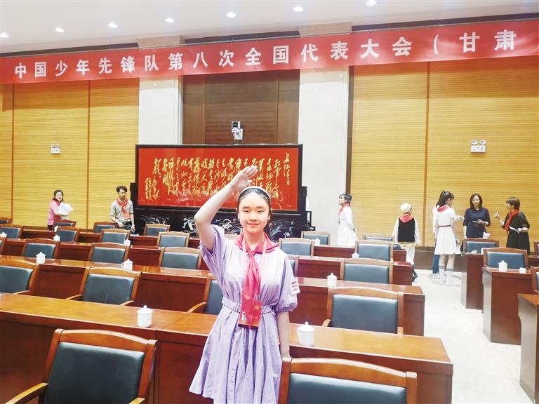 代表蘭州少先隊員參加全國少代會——這個小姑娘，攢勁！
