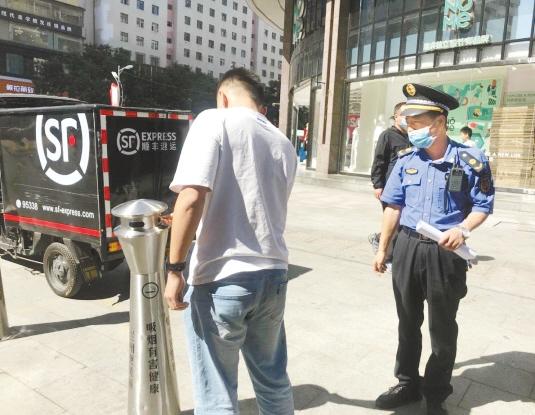 蘭州城關區(qū)開出首張“亂扔煙頭”罰單