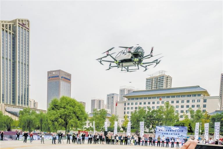 超酷、超刺激！智能駕駛飛行器在蘭載人試飛