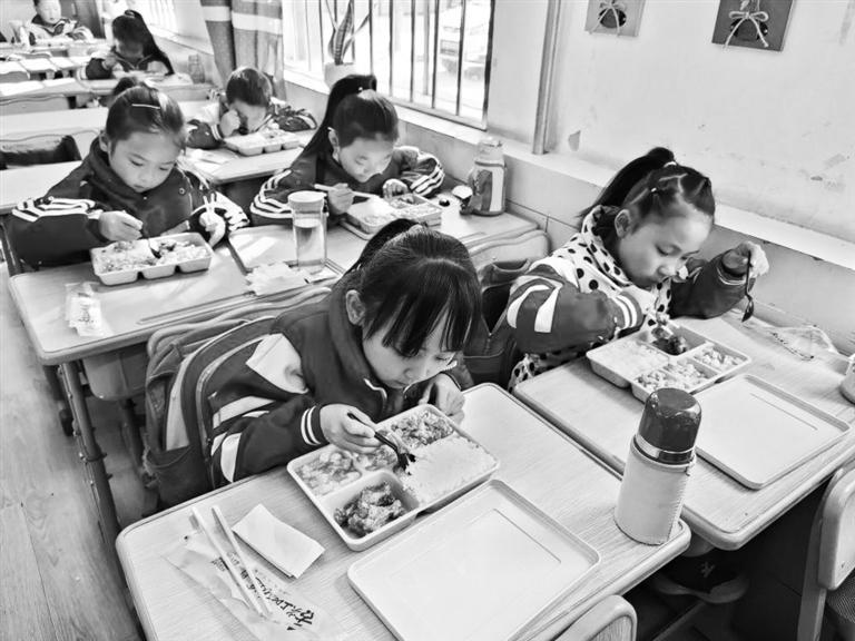 蘭州西固區(qū)兩所學校試點學生營養(yǎng)午餐供餐服務(wù)