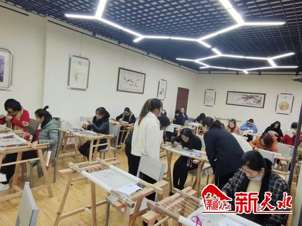 武山“隴原繡娘刺繡非遺技藝傳承人才培養(yǎng)項(xiàng)目”扶貧車間掛牌成立