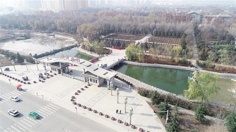 　初冬時(shí)節(jié)，臨夏市東郊公園里,楓樹、松柏、云杉等樹木色彩斑斕