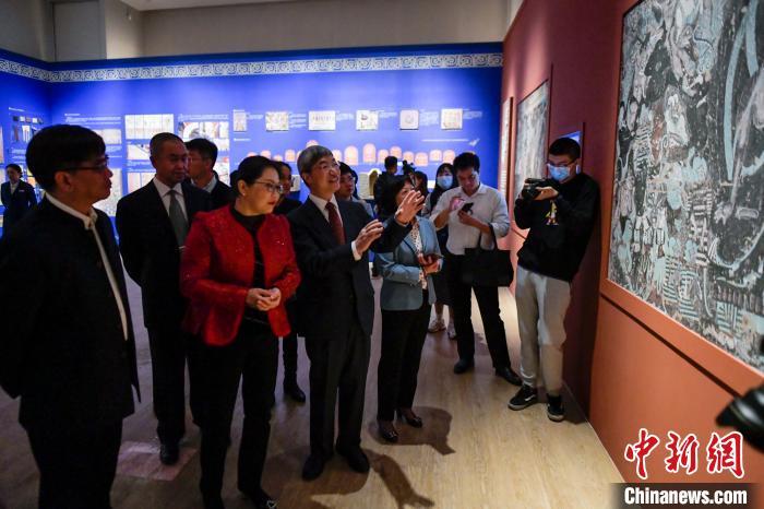 敦煌研究院院長趙聲良在展覽中向嘉賓介紹石窟藝術(shù)?!●樤骑w 攝 點擊進入下一頁