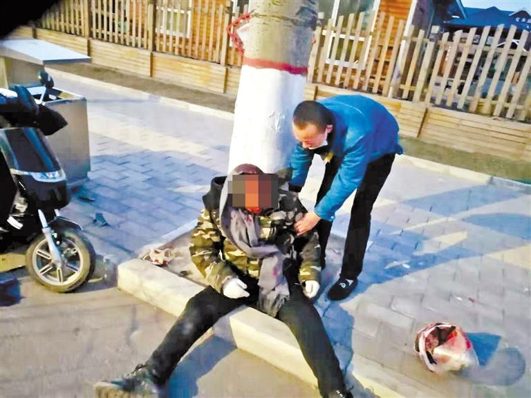 蘭州：騎摩托車男子清晨撞傷 熱心“的哥”全力救助！