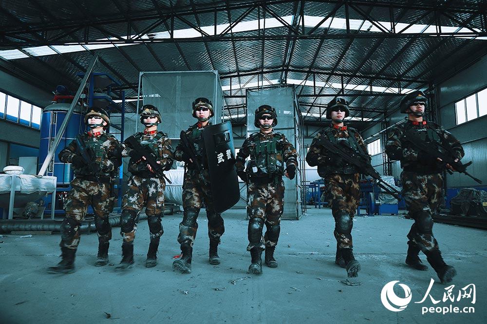 武警甘肅總隊平?jīng)鲋ш爩崙?zhàn)練兵“點燃”訓練場