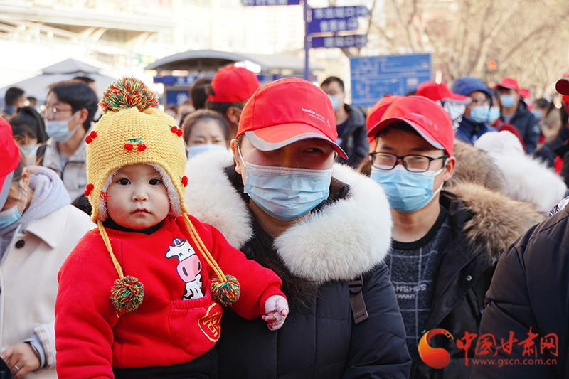 甘肅開(kāi)行節(jié)后首趟復(fù)工復(fù)產(chǎn)專列  輸送1076名進(jìn)疆教師返崗 