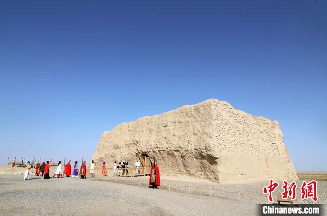 數(shù)十位身著古裝的女性通過體驗(yàn)賞漢舞、習(xí)漢禮、吟誦詩詞等中華傳統(tǒng)文化，再現(xiàn)古絲綢之路的繁華盛景。　王菁 攝