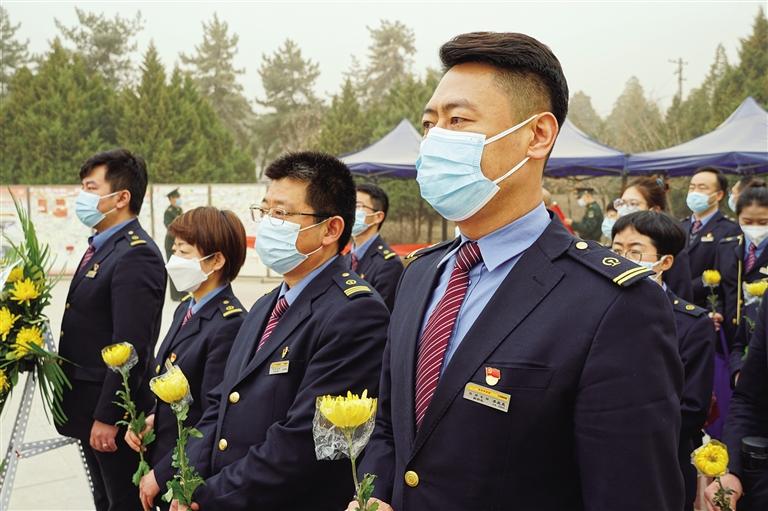 蘭州車站組織黨員祭奠“衛(wèi)國(guó)戍邊英雄”陳紅軍烈士