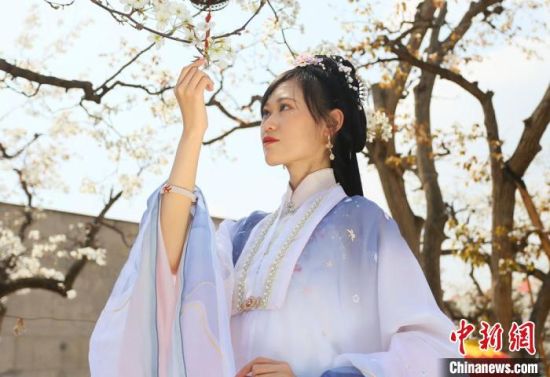 圖為蘭州青年身穿漢服在百年梨園賞景。　高展 攝