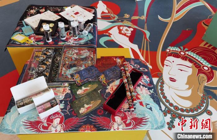 60余類敦煌主題的文創(chuàng)產(chǎn)品讓人愛不釋手?！《∷?攝