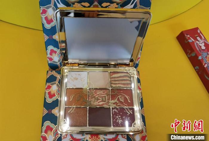 圖為取材壁畫色彩的敦煌美妝。　丁思 攝