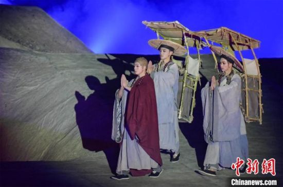 圖為演出現(xiàn)場(chǎng)，該劇獨(dú)創(chuàng)360度旋轉(zhuǎn)并前后移動(dòng)觀眾席，顛覆傳統(tǒng)劇場(chǎng)舞臺(tái)表演模式?！⊥醣筱y 攝