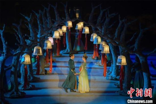 圖為全新升級(jí)《敦煌盛典》，新增戰(zhàn)馬、燈籠矩陣，以及最新聲、光、電硬件設(shè)施?！⊥醣筱y 攝