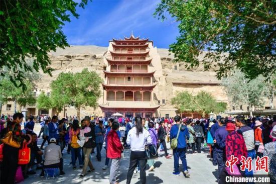 中國(guó)農(nóng)歷四月初八，敦煌民眾傳承歷史習(xí)俗，前往莫高窟燒香禮佛、祈福。(資料圖) 王斌銀 攝