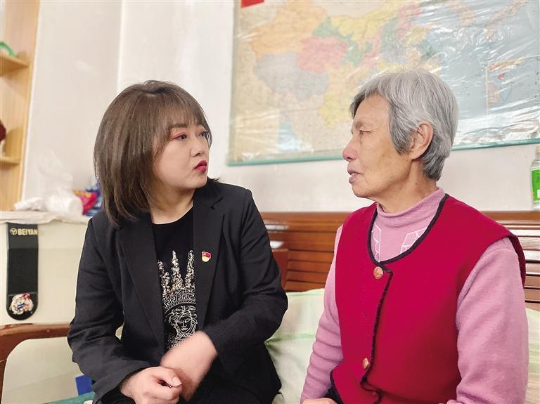 敦煌路街道任家莊街東社區(qū)黨委書(shū)記、居委會(huì)主任譚莉：我們必須成為老百姓?qǐng)?jiān)強(qiáng)的后盾