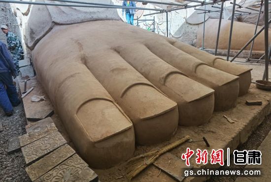 圖為中國“石窟鼻祖”天梯山石窟第13窟大佛足部與局部危巖體搶救性保護項目施工現(xiàn)場。陳曉斌 攝