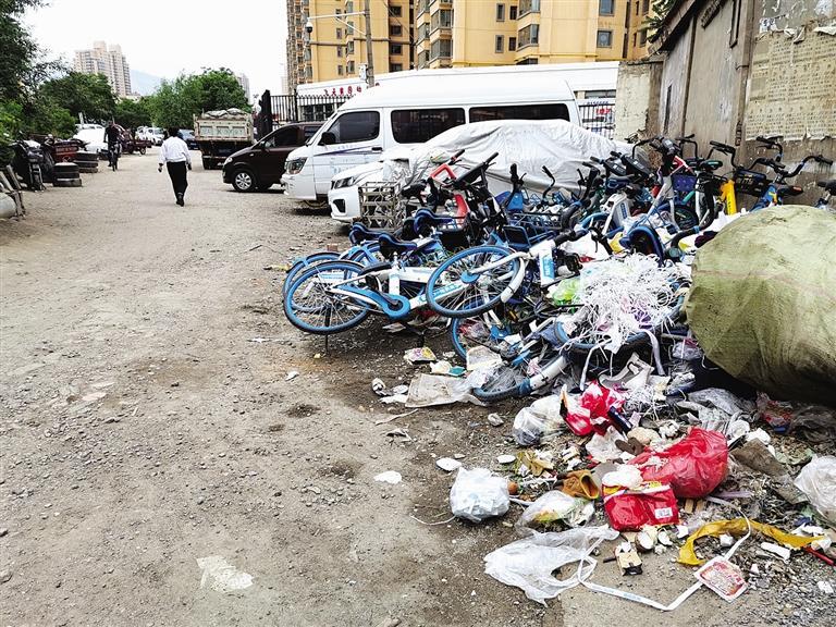 百米土路臟亂差，誰(shuí)來(lái)管？經(jīng)記者協(xié)調(diào)，社區(qū)組織志愿者進(jìn)行了清理