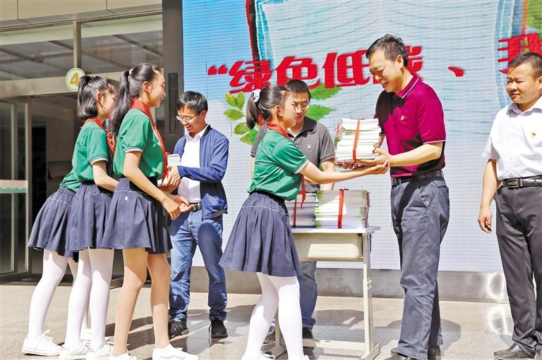 甘肅省生態(tài)環(huán)境廳開展送書進(jìn)?；顒?dòng)