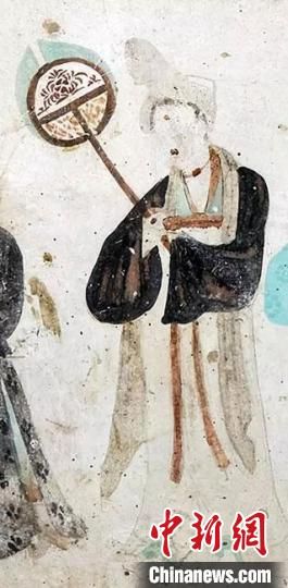 “一把小扇在手，笑對仲夏酷暑?！眻D為莫高窟第468窟《執(zhí)團(tuán)扇女供養(yǎng)人》(中唐)?！《鼗脱芯吭汗﹫D