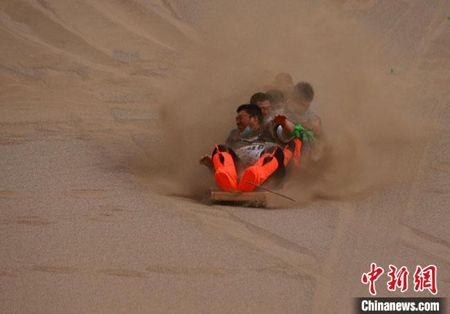6月13日，敦煌鳴沙山月牙泉景區(qū)舉辦滑沙比賽?！●T豆 攝