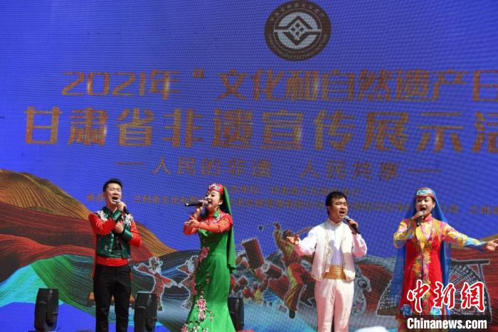 圖為甘肅臨夏回族自治州非遺傳承人演唱花兒?！钇G敏 攝