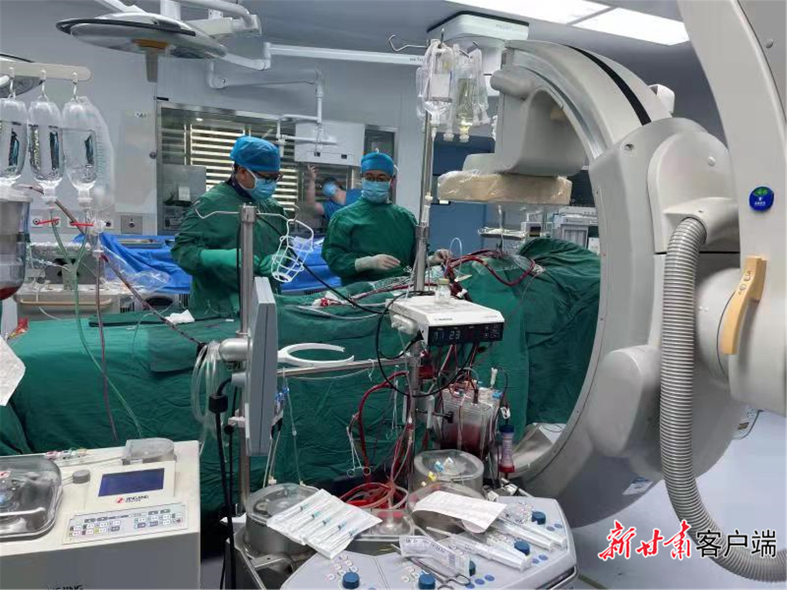 填補省內(nèi)空白，蘭大一院連續(xù)完成“一站式”雜交手術(shù)