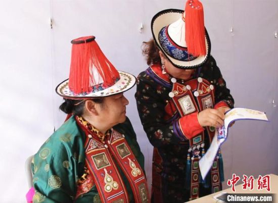 圖為用活態(tài)傳習的模式促進裕固族非物質文化遺產的保護傳承?！∈缝o靜 攝