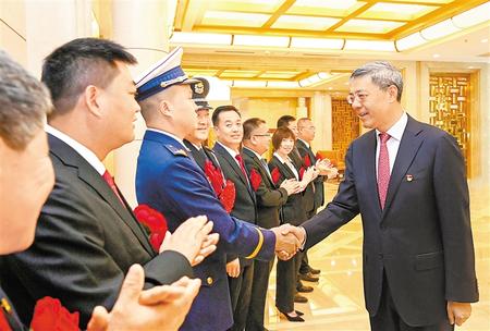 尹弘同甘肅省全國“兩優(yōu)一先”表彰對(duì)象和全國優(yōu)秀縣委書記座談時(shí)強(qiáng)調(diào) 牢記殷切囑托 創(chuàng)造嶄新業(yè)績(jī) 當(dāng)好榜樣標(biāo)桿努力為全面建設(shè)社會(huì)主義現(xiàn)代化作出更大貢獻(xiàn)