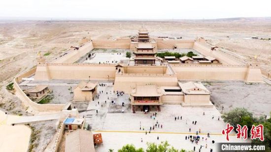 圖為7月中旬，世界文化遺產(chǎn)——嘉峪關(guān)，它是中國明代萬里長城的西端起點(diǎn)?！「哒埂z