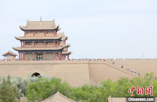 歷經(jīng)數(shù)十載保護(hù)修繕的古老關(guān)城得以延年益壽，成為了海內(nèi)外游客“絲路游”的必經(jīng)打卡地。　高展 攝